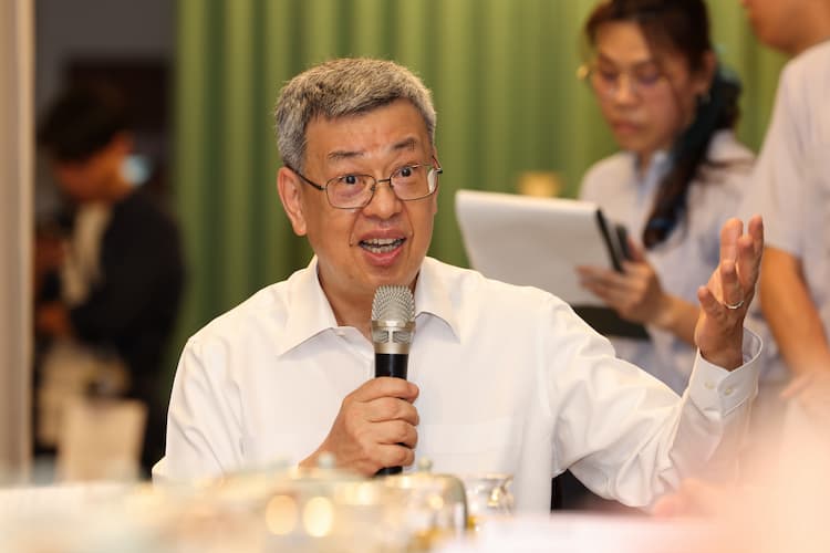行政院長陳建仁今(22)日參訪迪化街商圈及文化幣消費點,並宣布1200點的文化成年禮金從原18-21歲,明年擴大適用範圍至16-22歲。